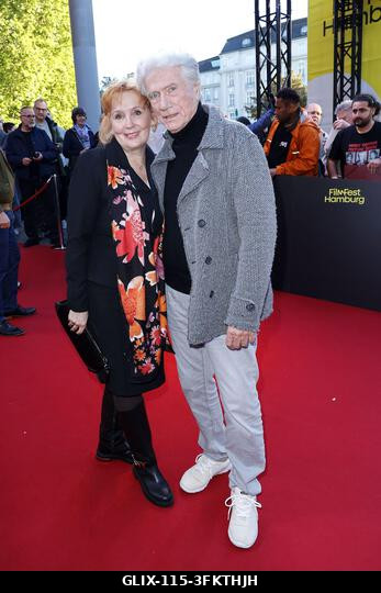 Juergen Prochnow és felesége, Verena Wengler részt vesz a „Nachtschicht – Sterben verboten” premierjén 2026. szeptember 25-én, a 34. filmfesztiválo...