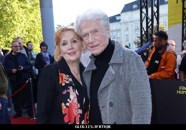 Juergen Prochnow és felesége, Verena Wengler részt vesz a „Nachtschicht – Sterben verboten” premierjén 2026. szeptember 25-én, a 34. filmfesztiválo...