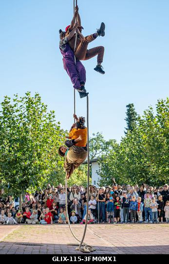 Pardubice, Csehország. 2026. szeptember 26. A Cie Pieds Perches nemzetközi társulat "Philia: A nagy ereszkedés" című akrobatikus előadását a pardub...