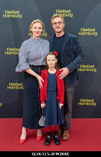 Hamburg, Németország. 2026. szeptember 26. Rosalie Thomass (balról jobbra), Elise Lindner és Golo Euler színészek pózolnak a CinemaxX Dammtor vörös...