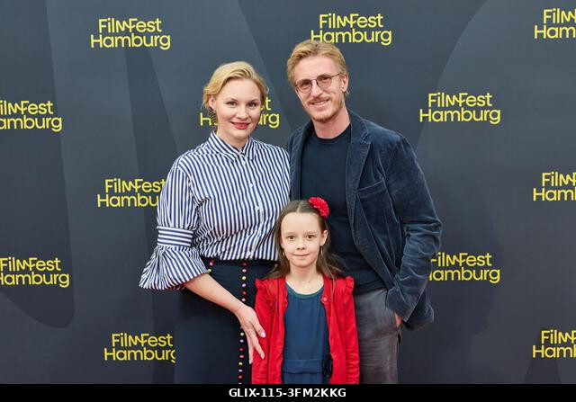 Hamburg, Németország. 2026. szeptember 26. Rosalie Thomass (balról jobbra), Elise Lindner és Golo Euler színészek pózolnak a CinemaxX Dammtor vörös...