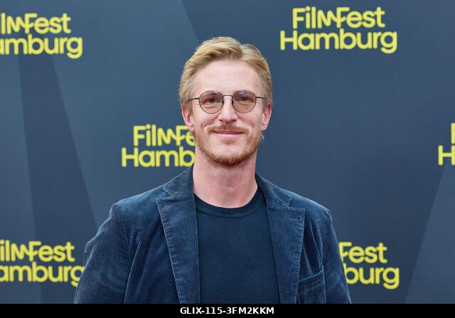 Hamburg, Németország. 2026. szeptember 26. Golo Euler színész a vörös szőnyegen áll a CinemaxX Dammtor mozi előtt „Lies About My Mother” című filmj...