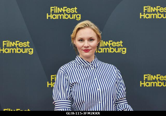 Hamburg, Németország. 2026. szeptember 26. Rosalie Thomass forgatókönyvíró és színésznő a CinemaxX Dammtor mozi előtti vörös szőnyegen áll "Lies Ab...