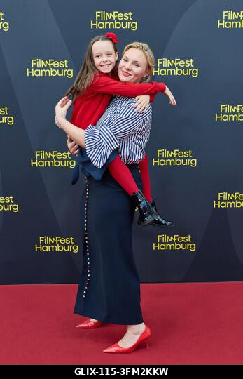 Hamburg, Németország. 2026. szeptember 26. Elise Lindner (balra) és Rosalie Thomass színésznők a CinemaxX Dammtor előtti vörös szőnyegen pózolnak "...