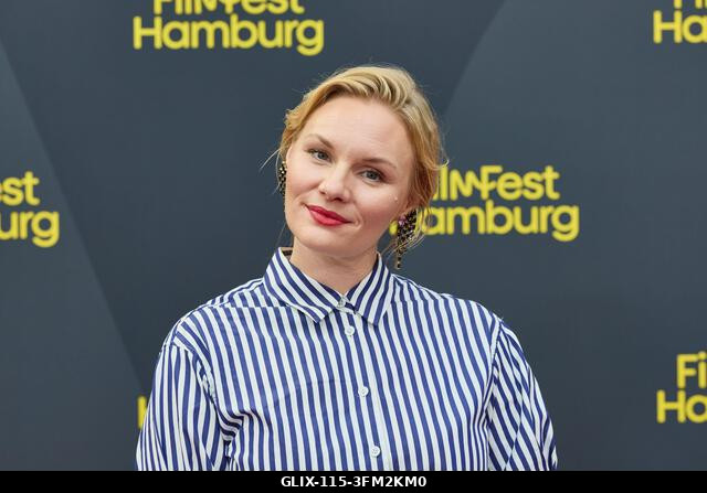 Hamburg, Németország. 2026. szeptember 26. Rosalie Thomass forgatókönyvíró és színésznő a CinemaxX Dammtor előtti vörös szőnyegen áll "Lies About M...
