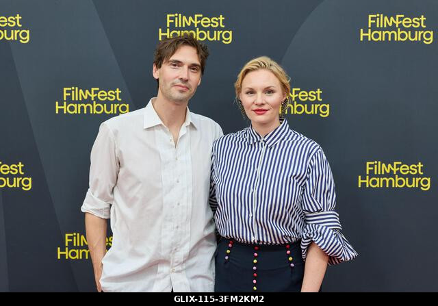 Hamburg, Németország. 2026. szeptember 26. Aron Lehmann rendező és Rosalie Thomass forgatókönyvíró és színésznő a CinemaxX Dammtor előtti vörös sző...