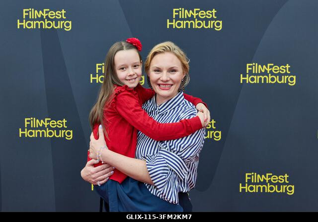 Hamburg, Németország. 2026. szeptember 26. Elise Lindner (balra) és Rosalie Thomass színésznők a CinemaxX Dammtor előtti vörös szőnyegen pózolnak "...