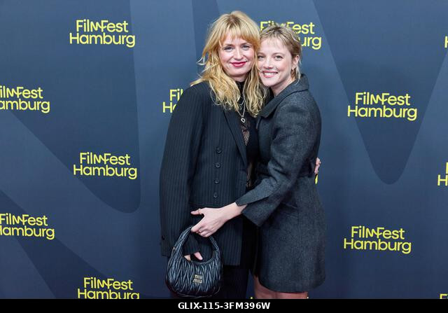 Hamburg, Németország. 2026. szeptember 26. Leonie Krippendorff rendező (balra) és Jella Haase színésznő a CinemaxX Dammtor vörös szőnyegén, a Nap g...