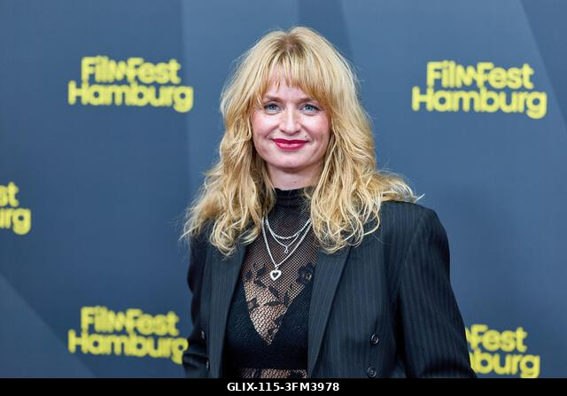 Hamburg, Németország. 2026. szeptember 26. Leonie Krippendorff rendező a vörös szőnyegen áll a CinemaxX Dammtor mozi előtt, "A Nap gyermekei" című...