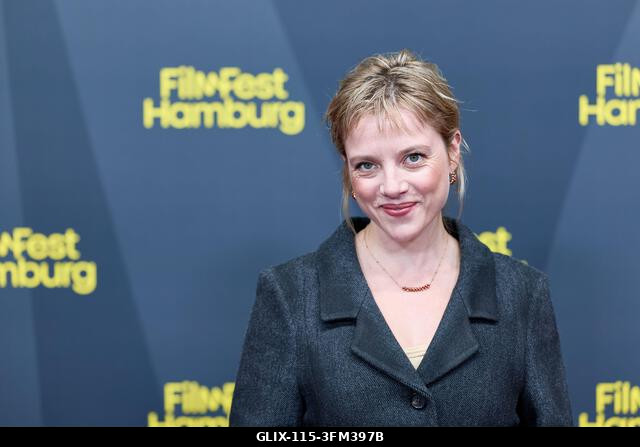 Hamburg, Németország. 2026. szeptember 26. Jella Haase színésznő a vörös szőnyegen a CinemaxX Dammtor mozi előtt, "A Nap gyermekei" című filmjének...