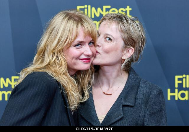 Hamburg, Németország. 2026. szeptember 26. Leonie Krippendorff rendező (balra) és Jella Haase színésznő a CinemaxX Dammtor vörös szőnyegén állnak a...