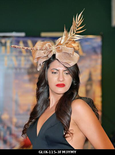 LONDON, Egyesült Királyság. 2026. szeptember 26. Exkluzív tudósítás a greenwichi Glamoria VIP Showcase rendezvényről, ahol a tehetséges kalaptervez...