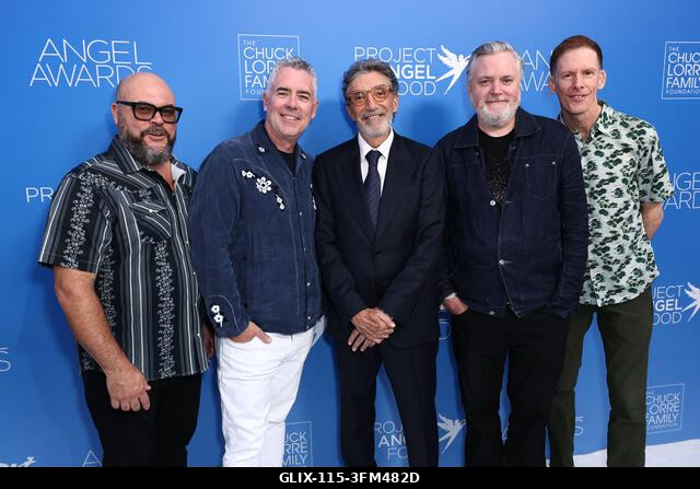 Hollywood, Egyesült Államok. 2026. szeptember 26. Tyler Stewart, Ed Robertson, Chuck Lorre, Kevin Hearn és Jim Creeggan a Project Angel Food 2026-o...