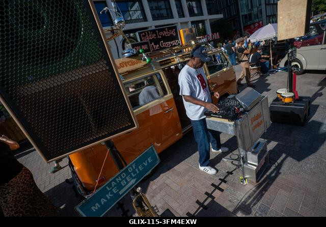 Egy DJ szórakoztatja a látogatókat a King's Cross klasszikus autó vásárán, amelyet a londoni King's Crossban található Granary téren tartottak. A K...