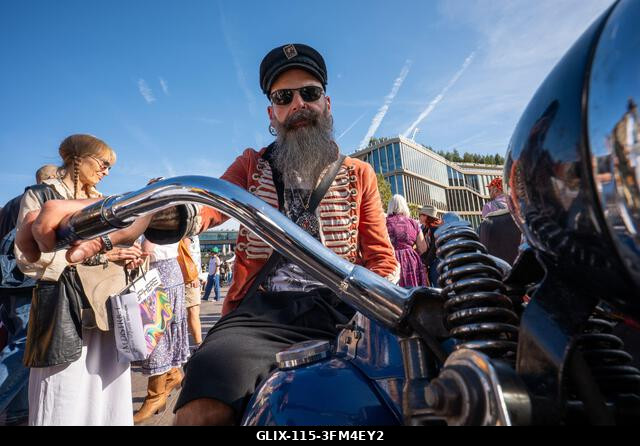Egy résztvevő a King's Cross klasszikus autó vásárán egy veterán Harley-Davidson motoron ül. A King's Cross klasszikus autó vásár 11. alkalommal té...