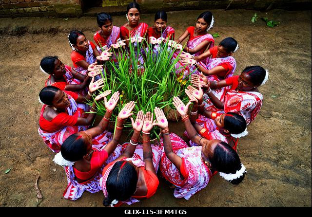 Purulia, India. 2026. szeptember 26. Törzsi nők imádkoznak a Karam fesztivál alatt. A Karam Puja, az egyik legnépszerűbb aratóünnep, a Karam fának...
