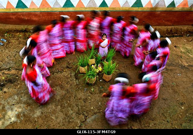 Purulia, India. 2026. szeptember 26. Törzsi nők táncolnak egy csoportban a Karam fesztivál alatt. A Karam Puja, az egyik legnépszerűbb aratóünnep,...