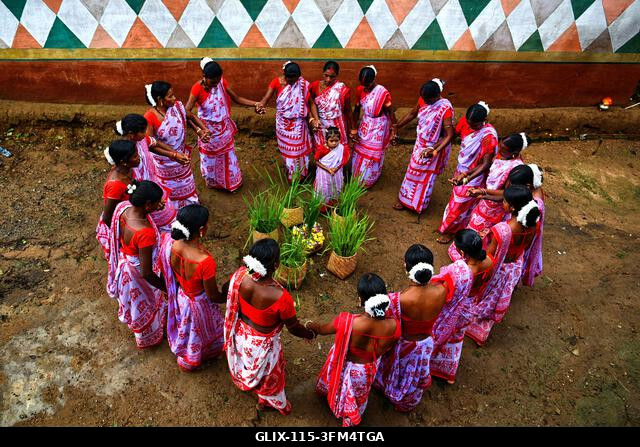 Purulia, India. 2026. szeptember 26. Törzsi nők táncolnak egy csoportban a Karam fesztivál alatt. A Karam Puja, az egyik legnépszerűbb aratóünnep,...