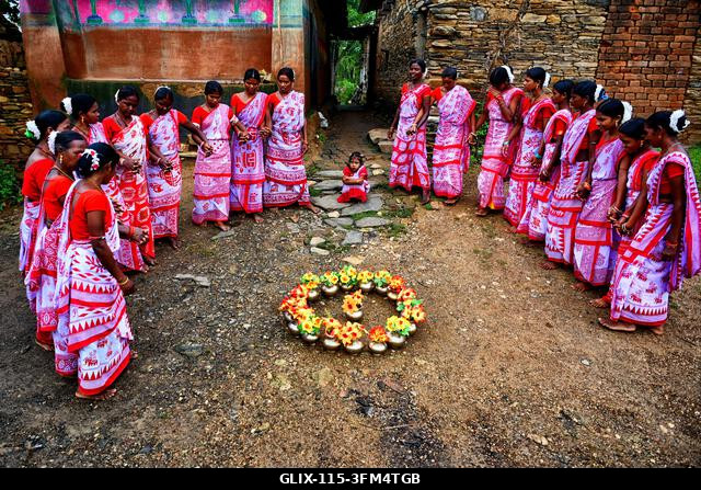 Purulia, India. 2026. szeptember 26. Törzsi nők táncolnak egy csoportban a Karam fesztivál alatt. A Karam Puja, az egyik legnépszerűbb aratóünnep,...