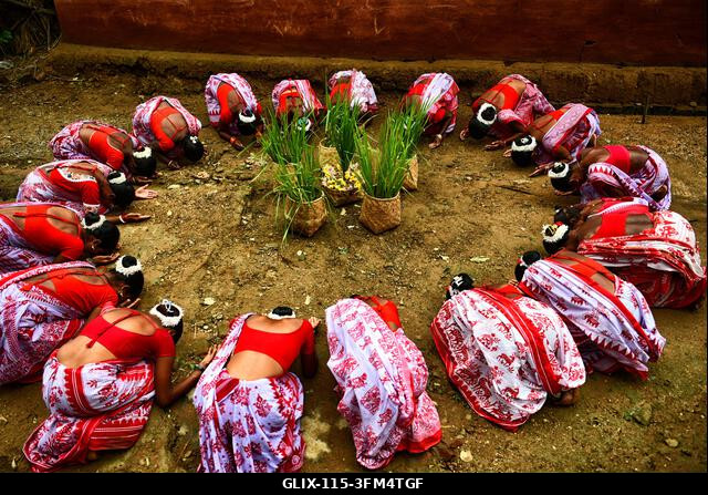 Purulia, India. 2026. szeptember 26. Törzsi nők imádkoznak a Karam fesztivál alatt. A Karam Puja, az egyik legnépszerűbb aratóünnep, a Karam fának...