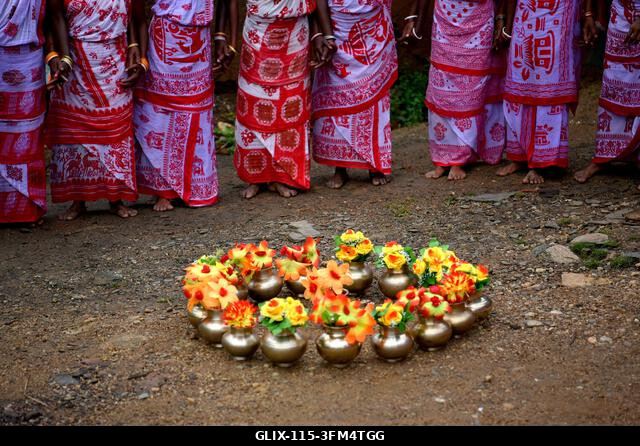 Purulia, India. 2026. szeptember 26. Törzsi nők táncolnak egy csoportban a Karam fesztivál alatt. A Karam Puja, az egyik legnépszerűbb aratóünnep,...