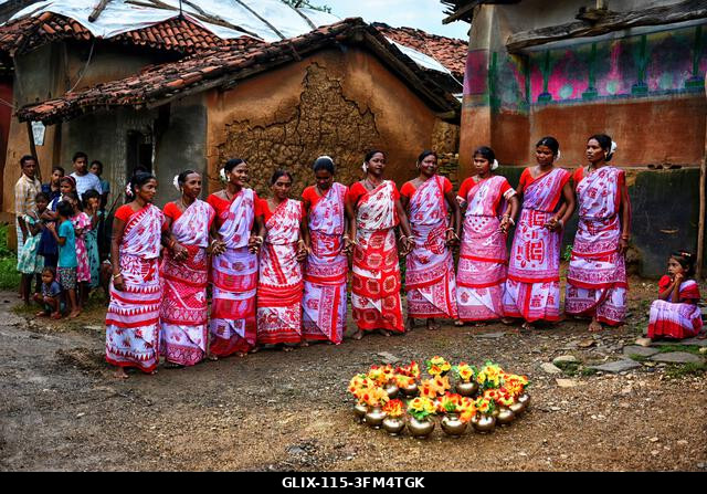 Purulia, India. 2026. szeptember 26. Törzsi nők táncolnak egy csoportban a Karam fesztivál alatt. A Karam Puja, az egyik legnépszerűbb aratóünnep,...