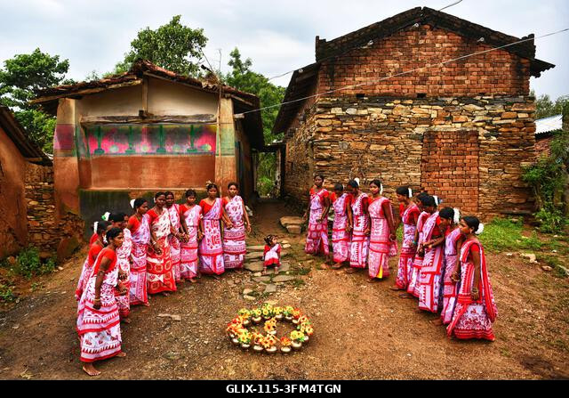 Purulia, India. 2026. szeptember 26. Törzsi nők táncolnak egy csoportban a Karam fesztivál alatt. A Karam Puja, az egyik legnépszerűbb aratóünnep,...
