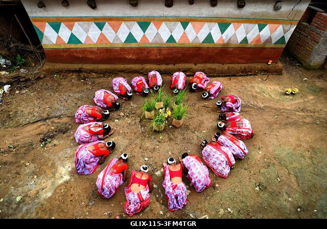 Purulia, India. 2026. szeptember 26. Törzsi nők imádkoznak a Karam fesztivál alatt. A Karam Puja, az egyik legnépszerűbb aratóünnep, a Karam fának...
