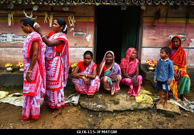 Purulia, India. 2026. szeptember 26. Törzsi nők készülődnek a Karam fesztiválra. A Karam Puja, az egyik legnépszerűbb aratóünnep, a Karam fának sze...