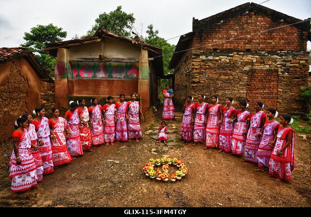 Purulia, India. 2026. szeptember 26. Törzsi nők táncolnak egy csoportban a Karam fesztivál alatt. A Karam Puja, az egyik legnépszerűbb aratóünnep,...