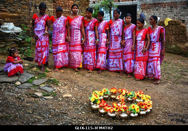 Purulia, India. 2026. szeptember 26. Törzsi nők táncolnak egy csoportban a Karam fesztivál alatt. A Karam Puja, az egyik legnépszerűbb aratóünnep,...