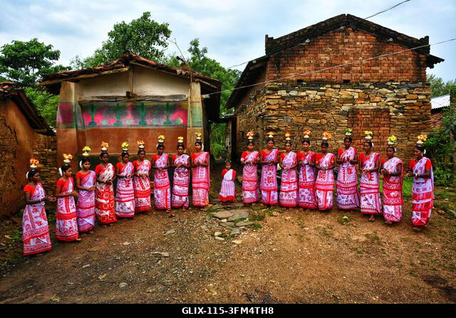 Purulia, India. 2026. szeptember 26. Törzsi nők táncolnak egy csoportban a Karam fesztivál alatt. A Karam Puja, az egyik legnépszerűbb aratóünnep,...