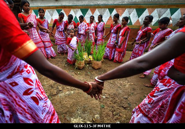 Purulia, India. 2026. szeptember 26. Törzsi nők táncolnak egy csoportban a Karam fesztivál alatt. A Karam Puja, az egyik legnépszerűbb aratóünnep,...