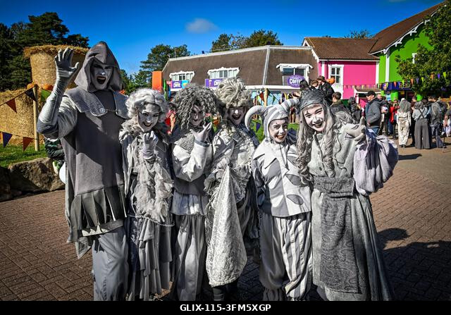 Alton, Egyesült Királyság. 2026. szeptember 26. A Scarefest megnyitó estéje az Alton Towersben, ahol ijesztő labirintus karakterek, előadók és a ha...