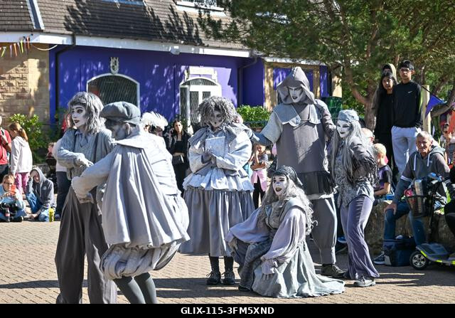 Alton, Egyesült Királyság. 2026. szeptember 26. A Scarefest megnyitó estéje az Alton Towersben, ahol ijesztő labirintus karakterek, előadók és a ha...