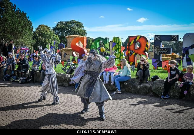 Alton, Egyesült Királyság. 2026. szeptember 26. A Scarefest megnyitó estéje az Alton Towersben, ahol ijesztő labirintus karakterek, előadók és a ha...