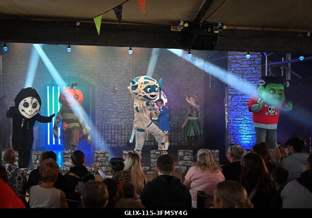 Alton, Egyesült Királyság. 2026. szeptember 26. A Scarefest megnyitó estéje az Alton Towersben, ahol ijesztő labirintus karakterek, előadók és a ha...