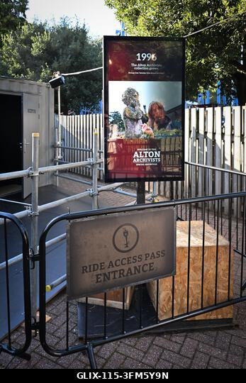 Alton, Egyesült Királyság. 2026. szeptember 26. A Scarefest megnyitó estéje az Alton Towersben, ahol ijesztő labirintus karakterek, előadók és a ha...
