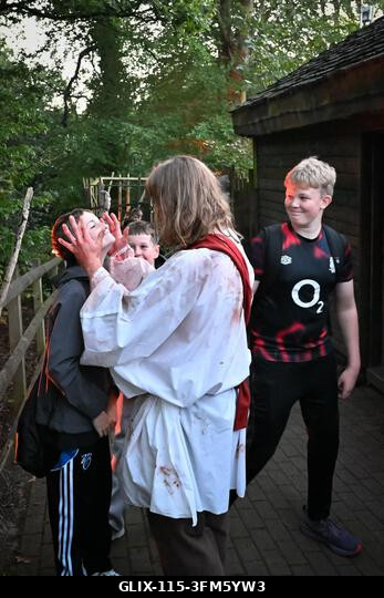 Alton, Egyesült Királyság. 2026. szeptember 26. A Scarefest megnyitó estéje az Alton Towersben, ahol ijesztő labirintus karakterek, előadók és a ha...
