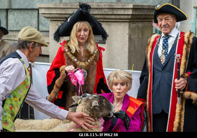 London, Egyesült Királyság. 2026. szeptember 27. Gloria Hunniford televíziós és rádiós műsorvezető, London polgármestere, Dame Susan Langley és Lon...
