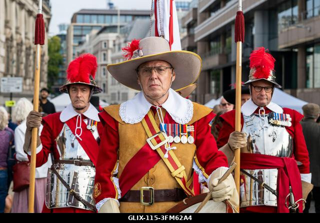 London, Egyesült Királyság. 2026. szeptember 27. A HAC tiszteletreméltó pikemen és muskétás századának tagjai az éves juhhajtáson a Southwark hídon...