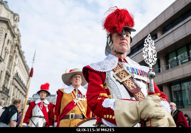 London, Egyesült Királyság. 2026. szeptember 27. A HAC tiszteletreméltó pikemen és muskétás századának tagjai az éves juhhajtáson a Southwark hídon...