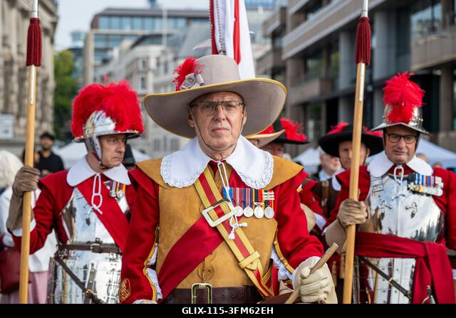 London, Egyesült Királyság. 2026. szeptember 27. A HAC tiszteletreméltó pikemen és muskétás századának tagjai az éves juhhajtáson a Southwark hídon...