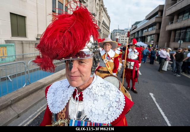 London, Egyesült Királyság. 2026. szeptember 27. A HAC tiszteletreméltó pikemen és muskétás századának tagjai az éves juhhajtáson a Southwark hídon...