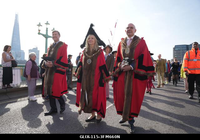 Dame Susan Langley polgármester (középen) jelen van, miközben Gloria Hunniford juhokat hajt át a londoni Southwark hídon a 2026-os Woolmen's Sheep...