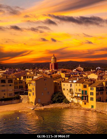 Saint-Tropez városának látképe, Provence, Cote d'Azur, egy népszerű utazási célpont Európában