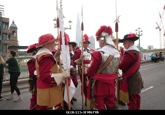 A Pikeman és Muskétás Company tagjai, miközben Gloria Hunniford juhokat hajt át a Southwark hídon Londonban, a 2026-os Woolman's Sheep Drive során....