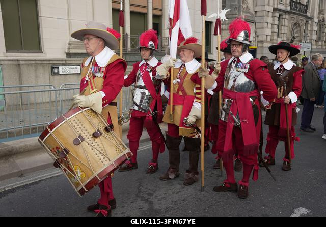 A Pikeman és Muskétás Company tagjai, miközben Gloria Hunniford juhokat hajt át a Southwark hídon Londonban, a 2026-os Woolman's Sheep Drive során....