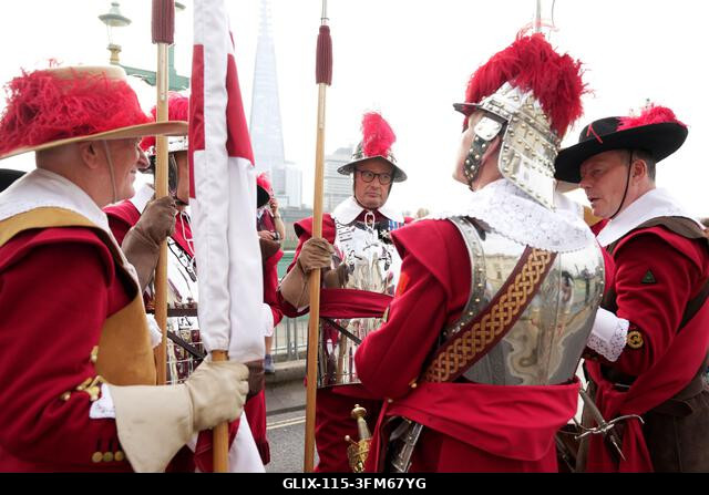 A Pikeman és Muskétás Company tagjai, miközben Gloria Hunniford juhokat hajt át a Southwark hídon Londonban, a 2026-os Woolman's Sheep Drive során....