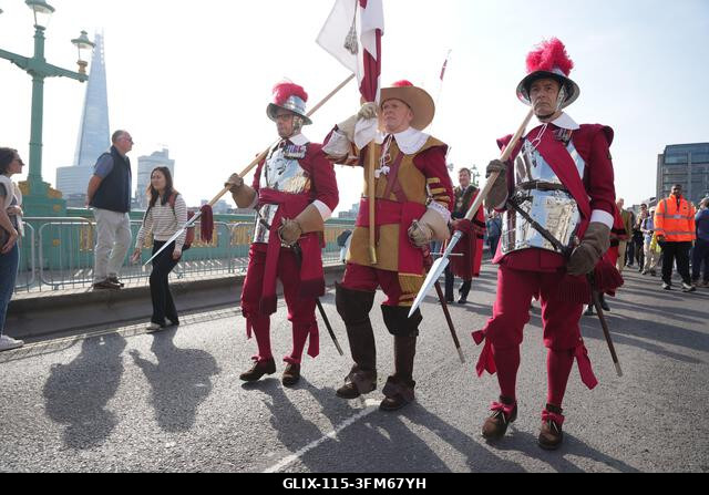 A Pikeman és Muskétás Company tagjai, miközben Gloria Hunniford juhokat hajt át a Southwark hídon Londonban, a 2026-os Woolman's Sheep Drive során....